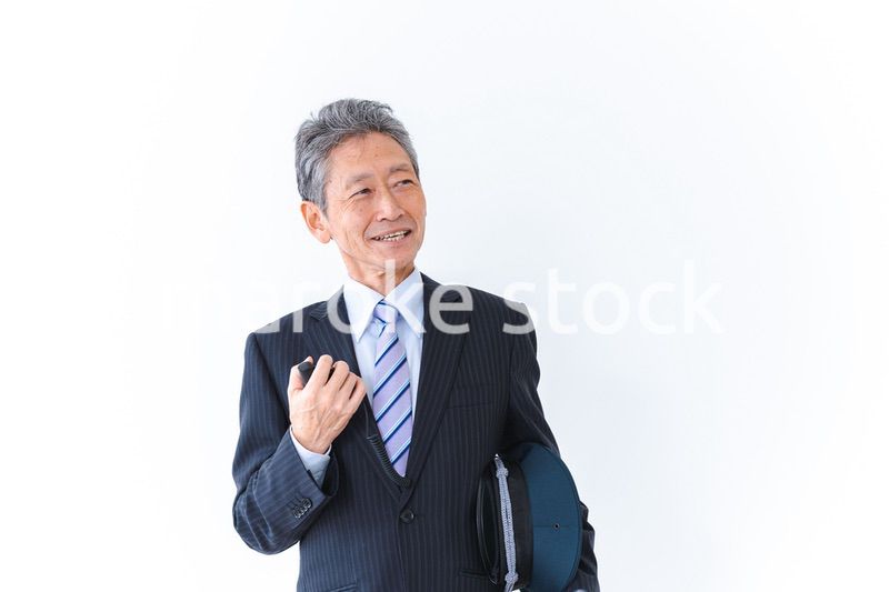 バスガイドをする高齢の男性