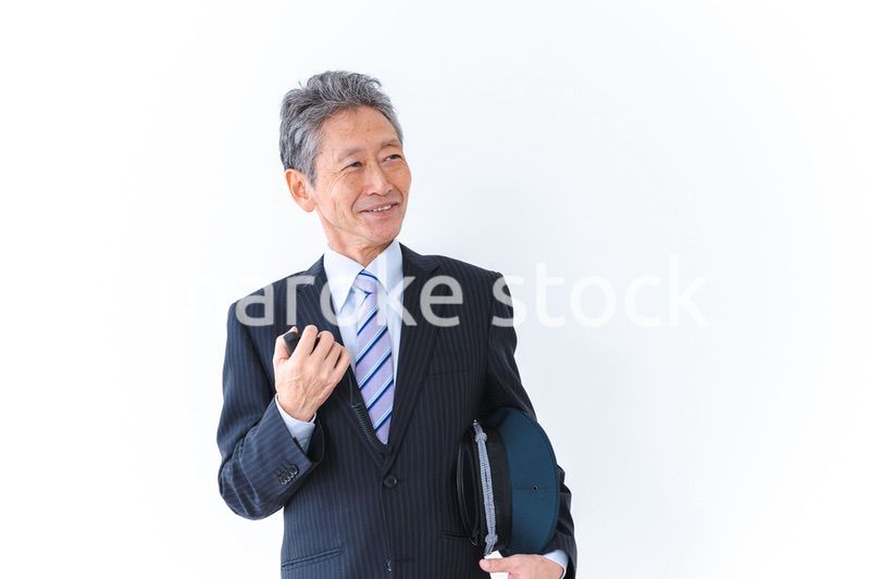 バスガイドをする高齢の男性