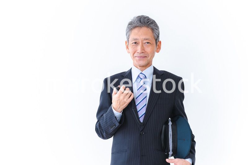 バスガイドをする高齢の男性