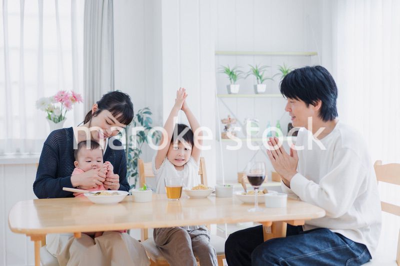 全員でごはんを食べる幸せな家族