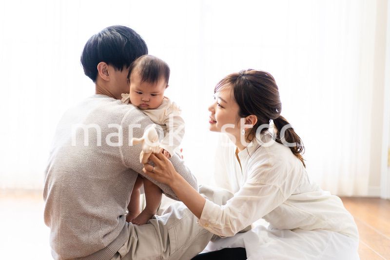 楽しく子育てをする幸せなファミリー