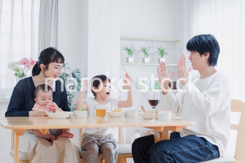 全員でごはんを食べる幸せな家族