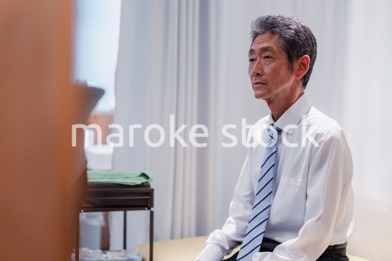 透析の治療を受ける高齢の男性