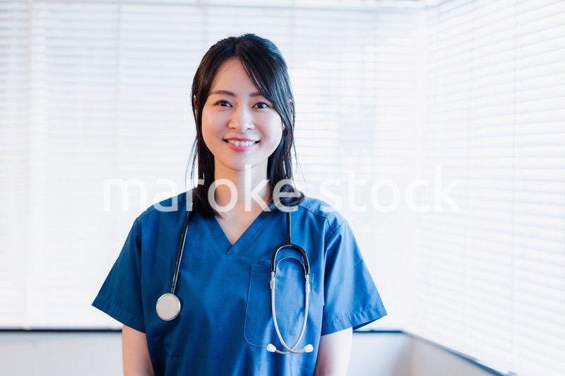 ユニフォームを着てほほえむ女性ドクター