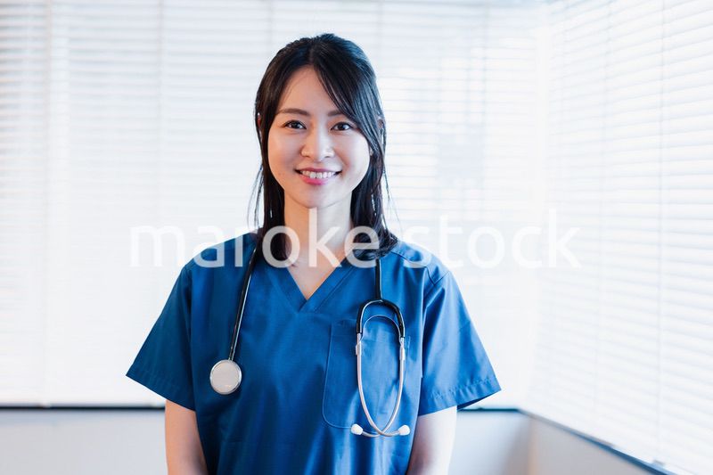 ユニフォームを着てほほえむ女性ドクター