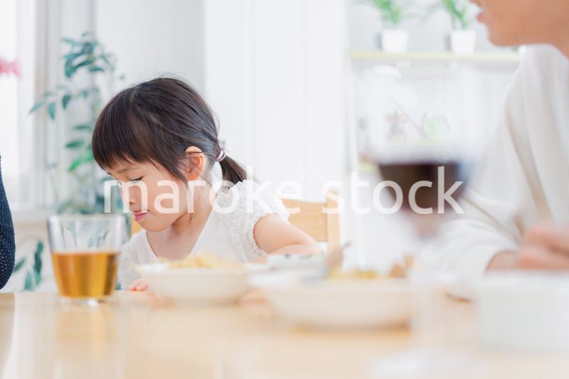 パパと一緒にご飯を食べる小さな女の子