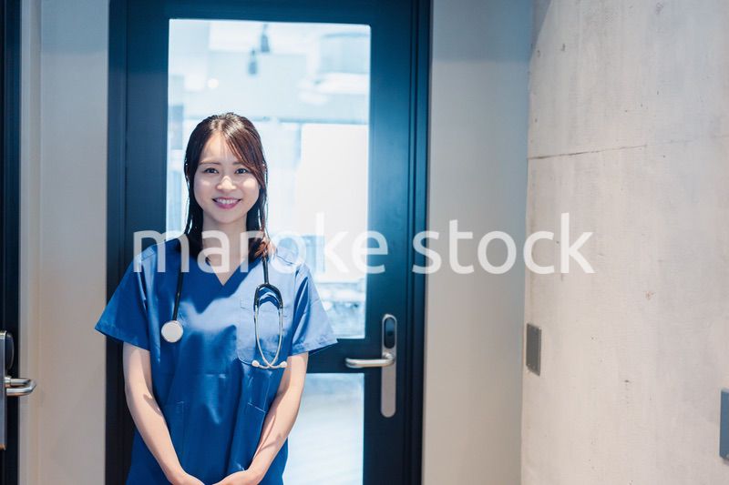 ユニフォームを着てほほえむ女性ドクター