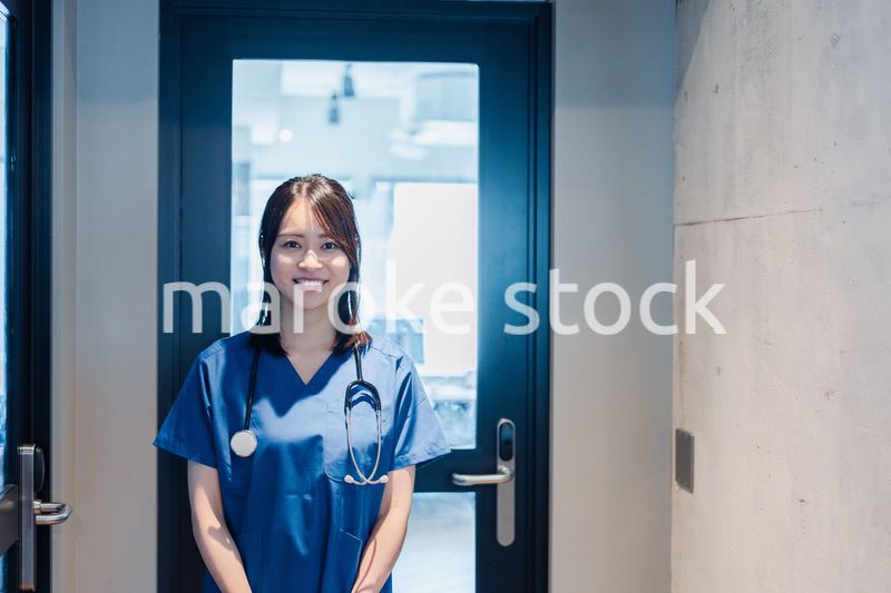 ユニフォームを着てほほえむ女性ドクター