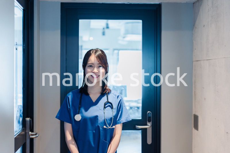 ユニフォームを着てほほえむ女性ドクター