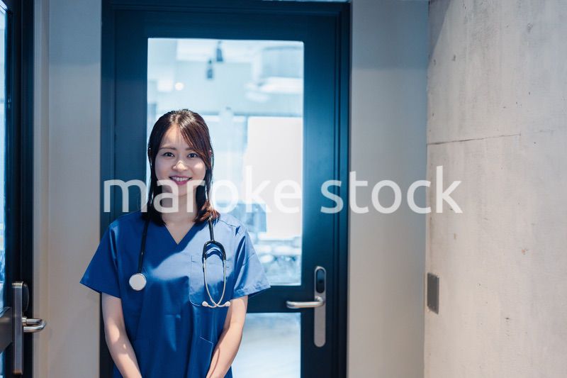 ユニフォームを着てほほえむ女性ドクター