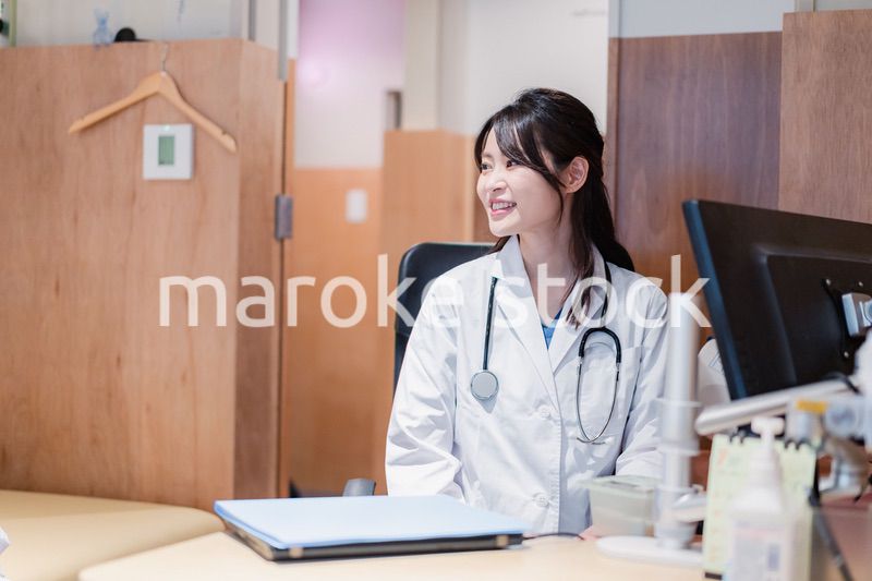 診察室で患者を待つ女性開業医