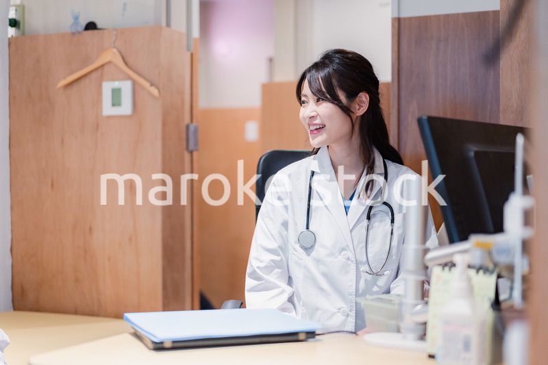 診察室で患者を待つ女性開業医