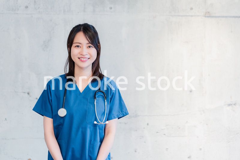 ユニフォームを着てほほえむ女性ドクター