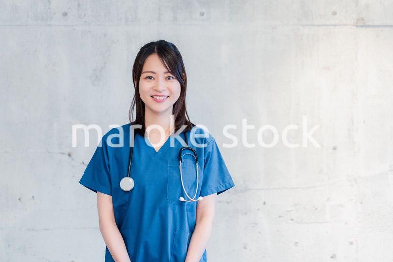 ユニフォームを着てほほえむ女性ドクター