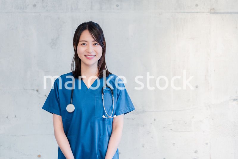 ユニフォームを着てほほえむ女性ドクター