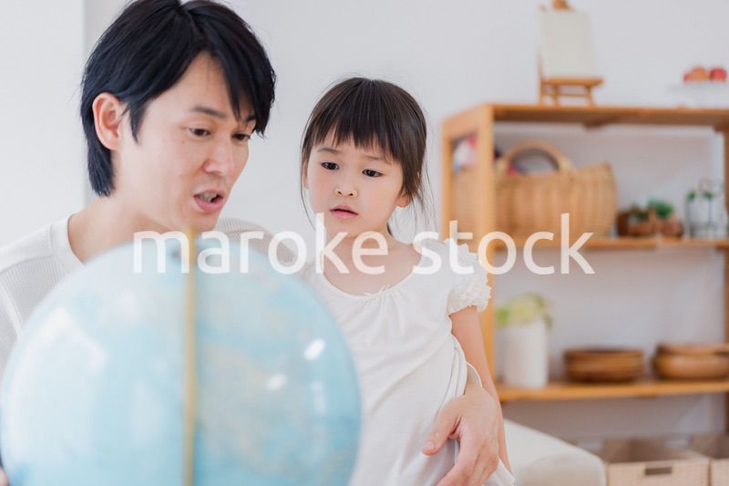 パパと地球儀を使って勉強する家族