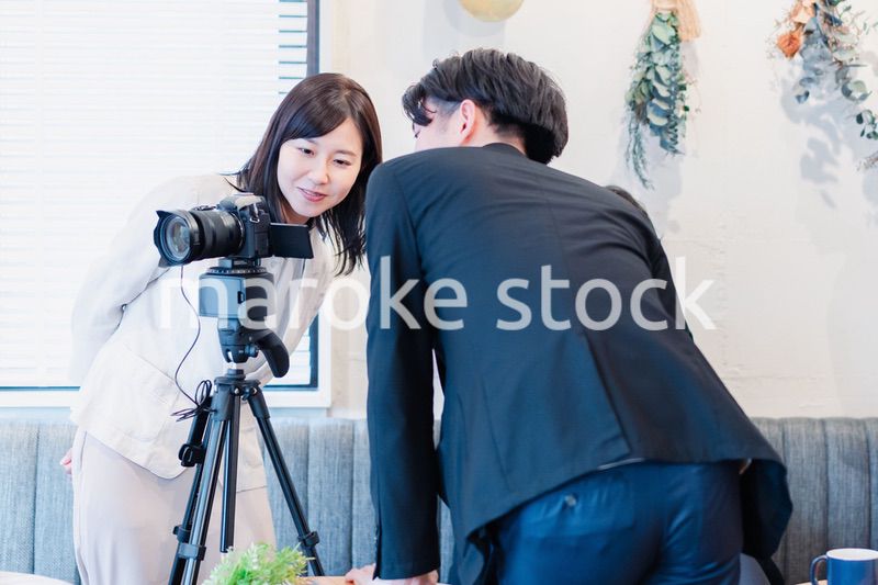 撮影の立ち会いをするビジネスパーソン