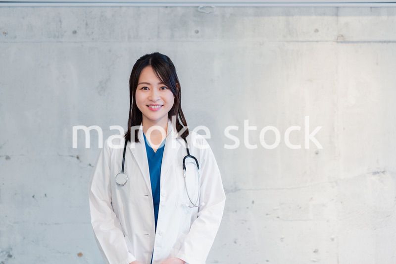 ユニフォームを着てほほえむ女性ドクター