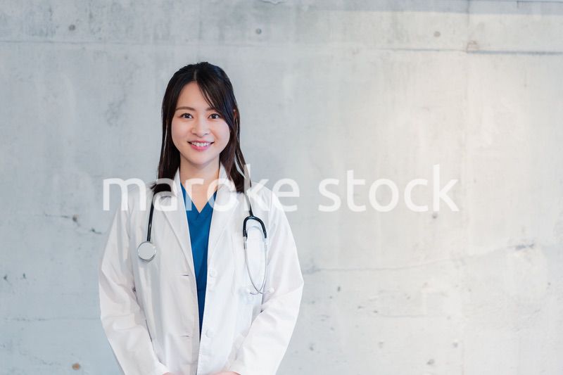 ユニフォームを着てほほえむ女性ドクター