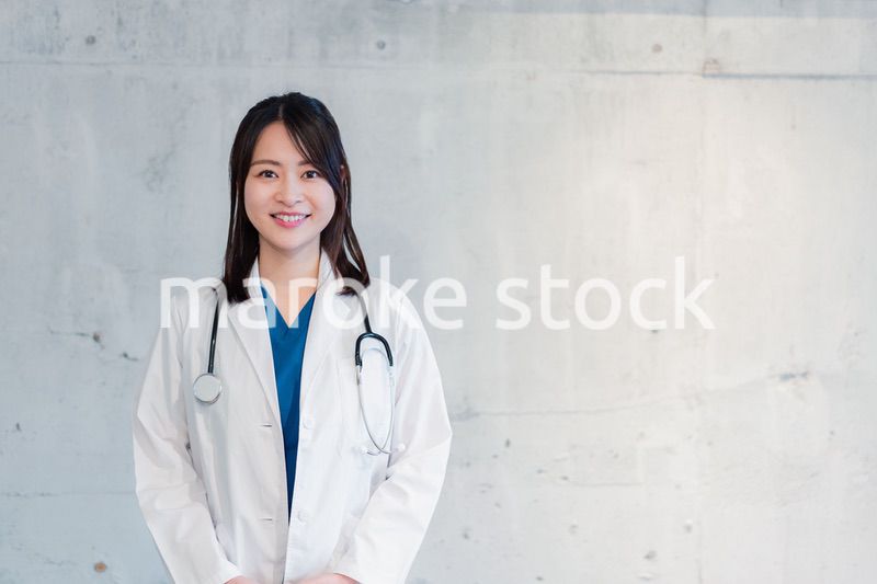 ユニフォームを着てほほえむ女性ドクター