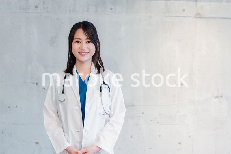 ユニフォームを着てほほえむ女性ドクター