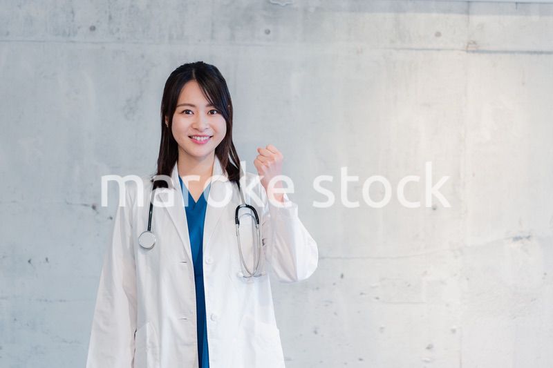 笑顔でグッドサインをする女性ドクター
