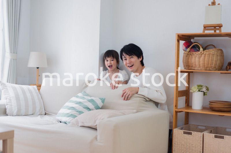 お父さんと一緒におうちで遊ぶ小さな女の子