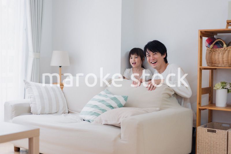 お父さんと一緒におうちで遊ぶ小さな女の子