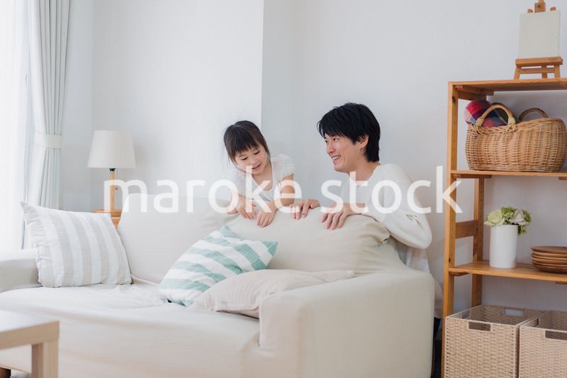 お父さんと一緒におうちで遊ぶ小さな女の子