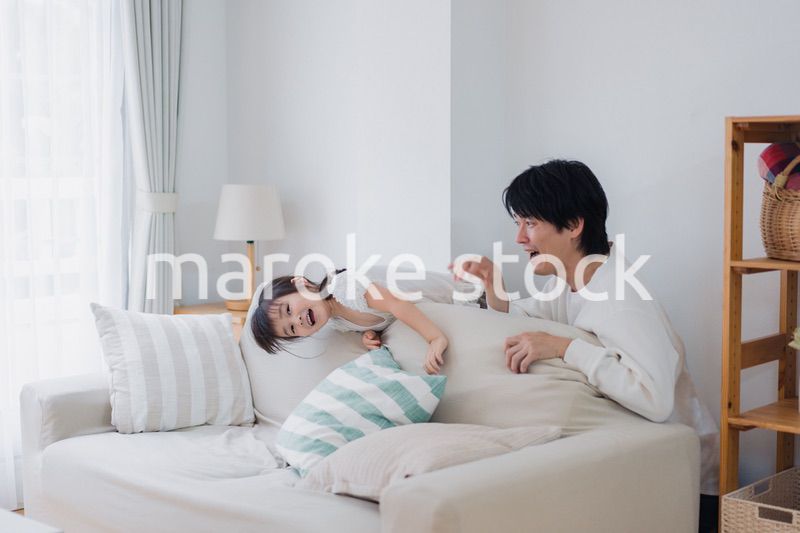 お父さんと一緒におうちで遊ぶ小さな女の子