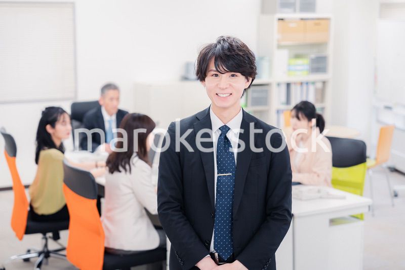 オフィスで楽しく働くビジネスパーソン