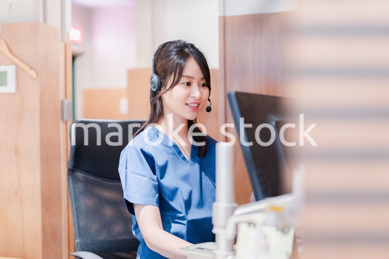 クリニックでリモート診療をする女性ドクター