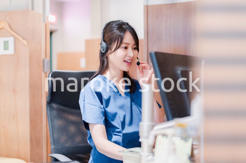 クリニックでリモート診療をする女性ドクター