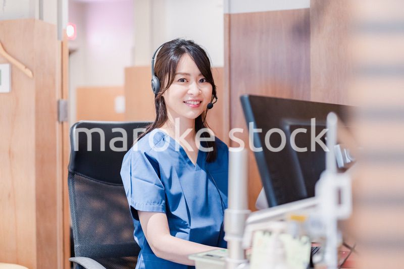 クリニックでリモート診療をする女性ドクター