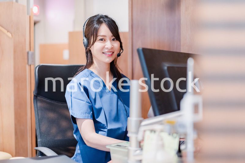 クリニックでリモート診療をする女性ドクター