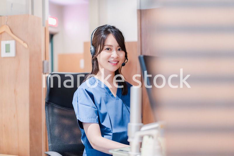 クリニックでリモート診療をする女性ドクター