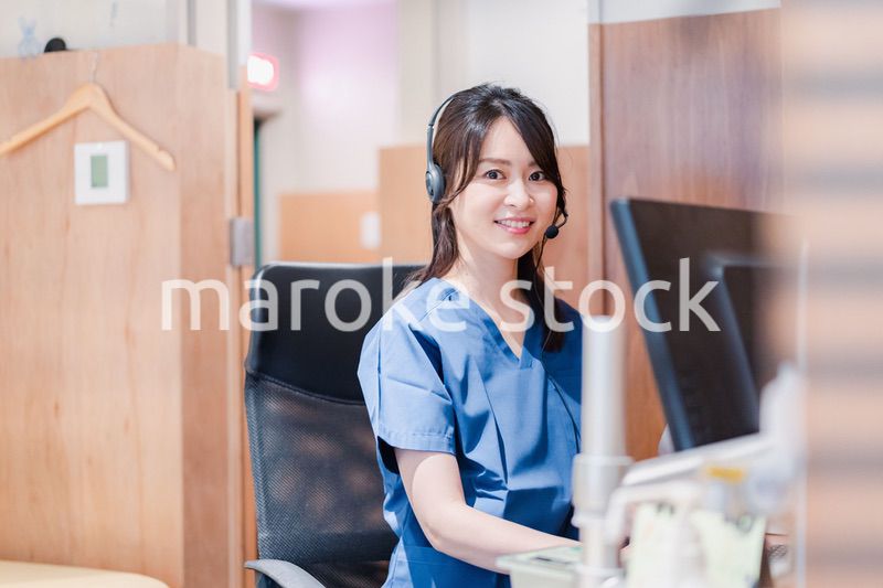 クリニックでリモート診療をする女性ドクター