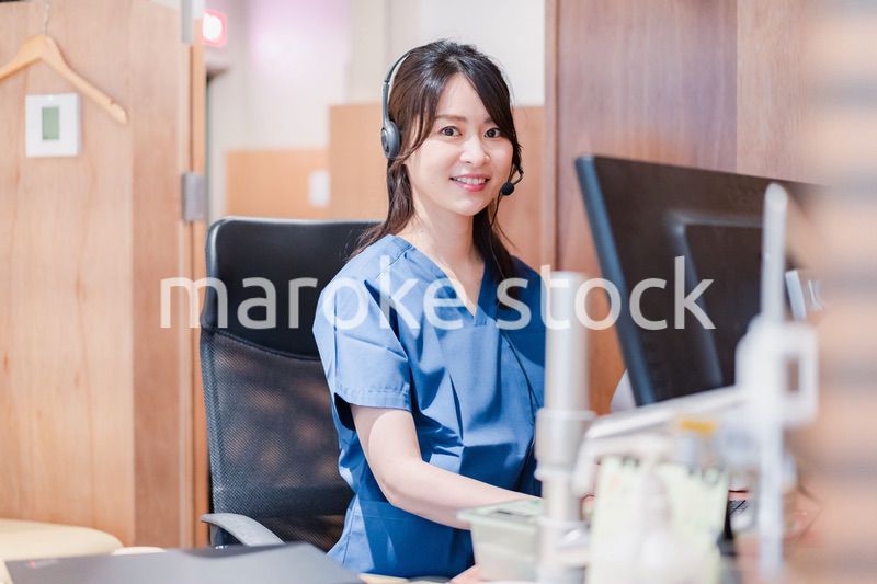 クリニックでリモート診療をする女性ドクター