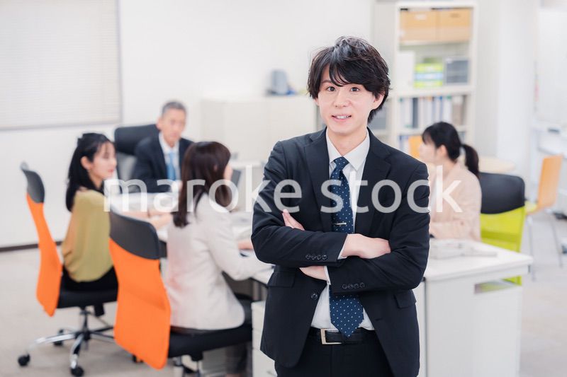 オフィスで楽しく働くビジネスパーソン