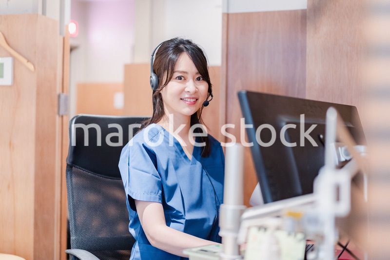 クリニックでリモート診療をする女性ドクター