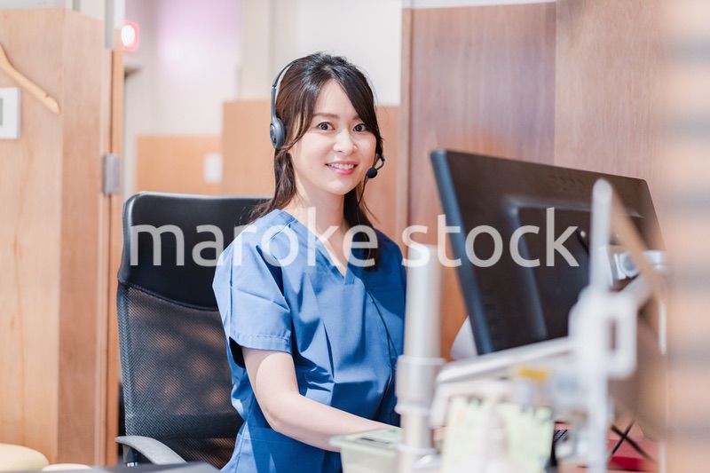 クリニックでリモート診療をする女性ドクター