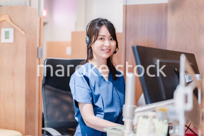 クリニックでリモート診療をする女性ドクター