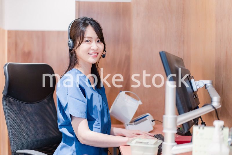 クリニックでリモート診療をする女性ドクター