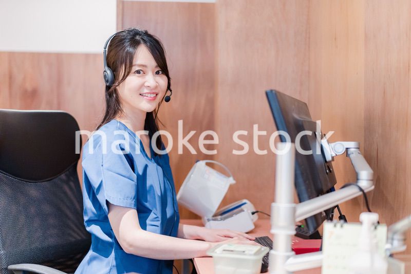 クリニックでリモート診療をする女性ドクター