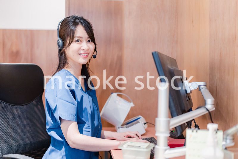 クリニックでリモート診療をする女性ドクター