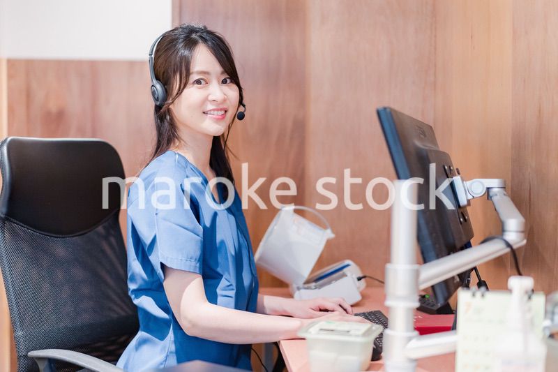 クリニックでリモート診療をする女性ドクター