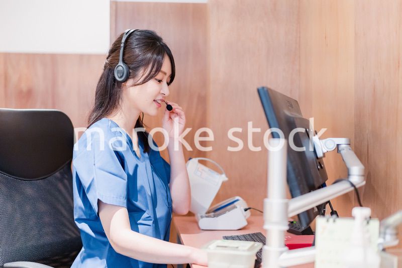 クリニックでリモート診療をする女性ドクター