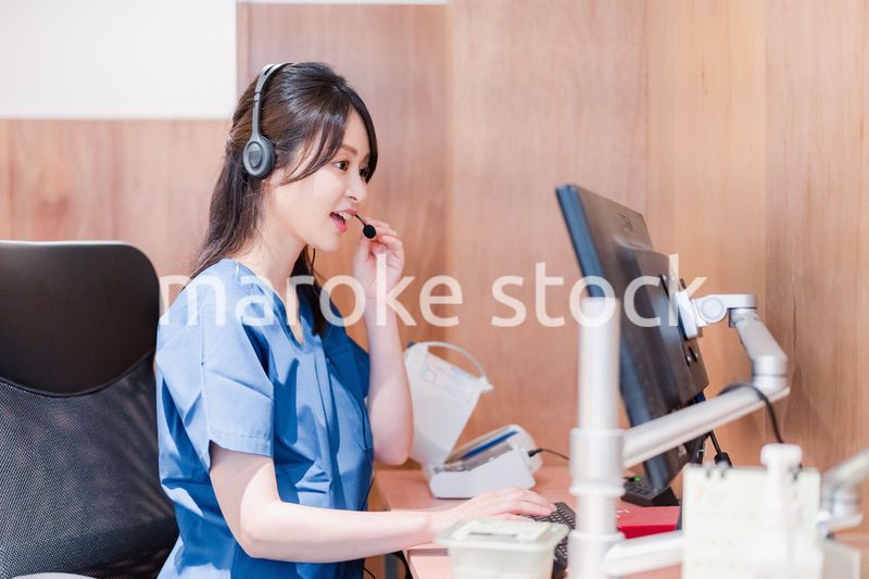 クリニックでリモート診療をする女性ドクター