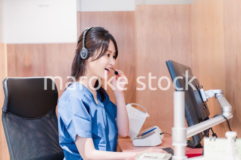 クリニックでリモート診療をする女性ドクター