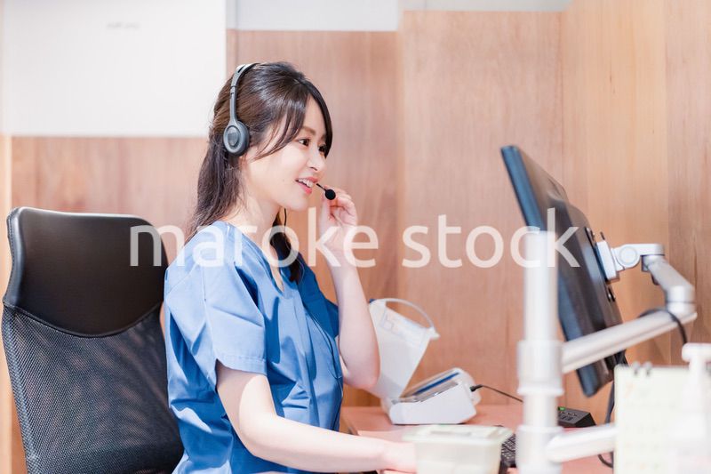 クリニックでリモート診療をする女性ドクター